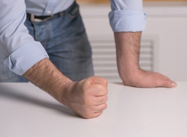 Кулак бьет по столу