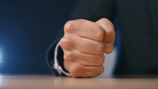 Удар кулаком по столу