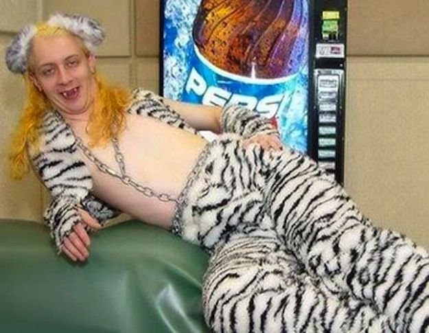 Мужик в костюме тигра прикол