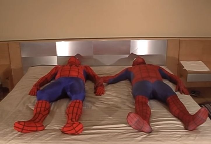 Человек паук шлепает