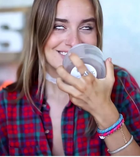 Человек что то нюхает