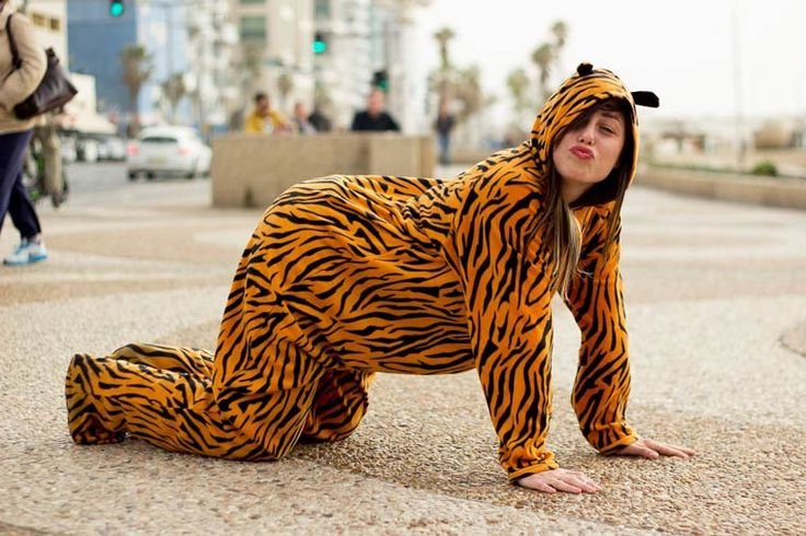 Женщина в леопардовом