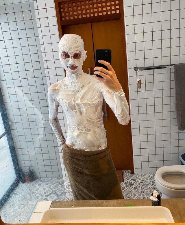 Девушка в пене для бритья