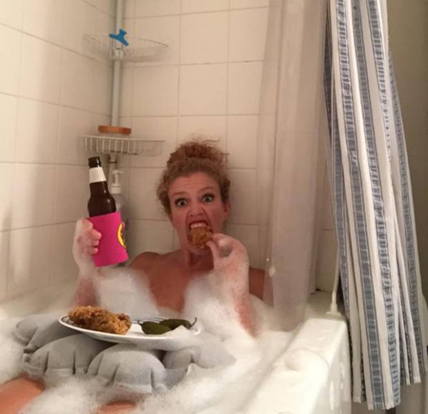 Смешная девушка в ванной