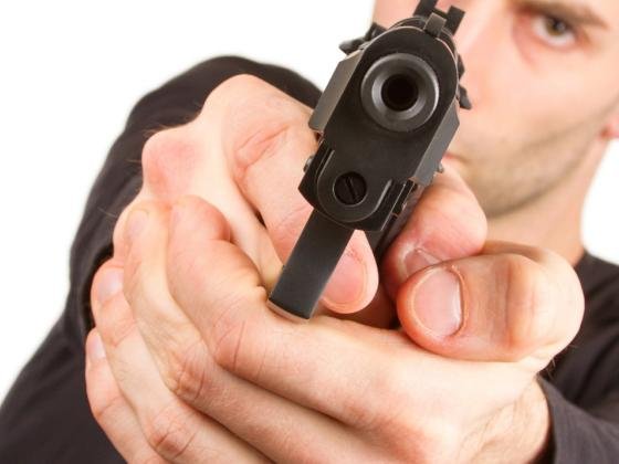 Человек угрожает пистолетом