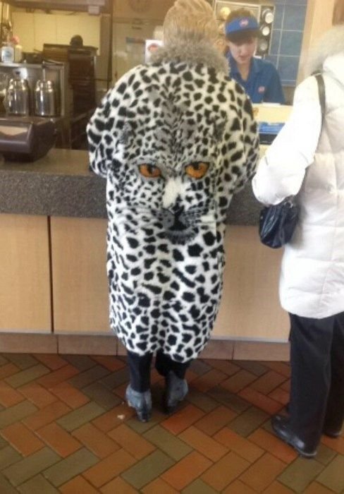 Толстая девушка в леопардовом