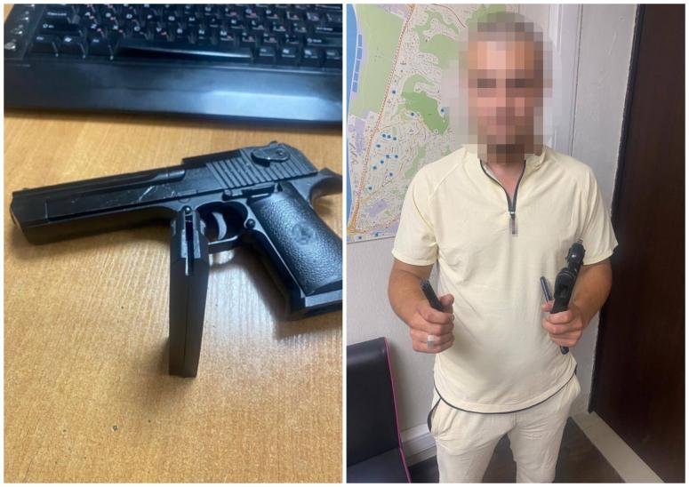 Мужик с игрушечным пистолетом