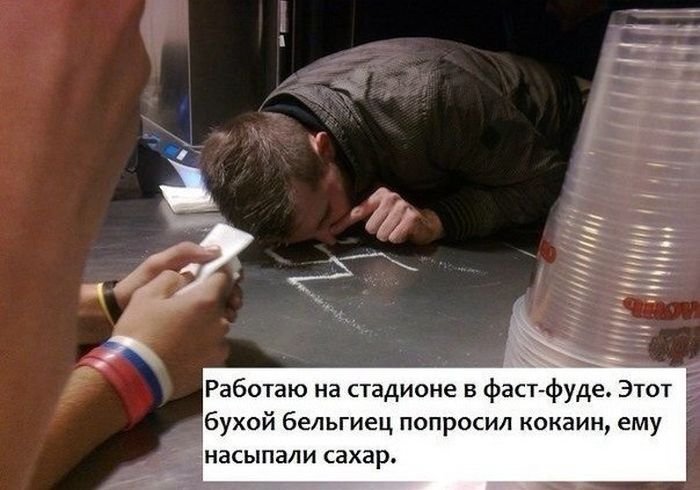 Человек нюхает