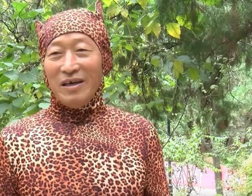 Толстая женщина в леопардовом костюме