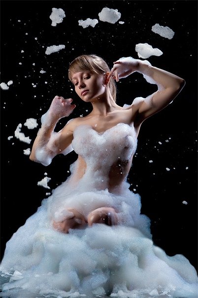 Женское тело в пене