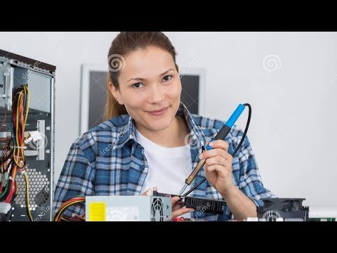 Девушка с паяльником в руке