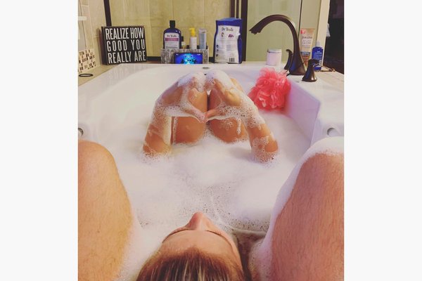 Ванна с пенкой и девушка