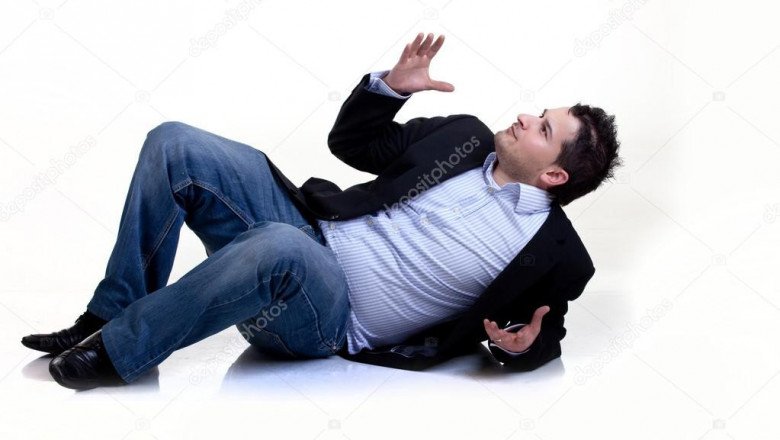 Парень лежит облокотившись на локоть