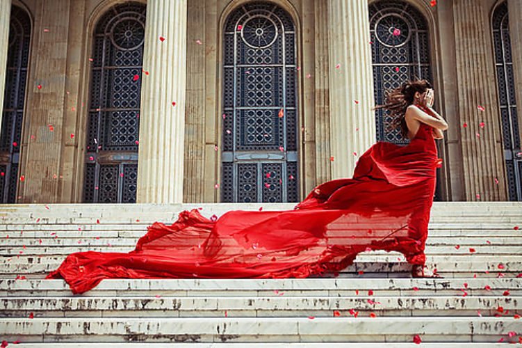 Девушка в Красном длинном платье