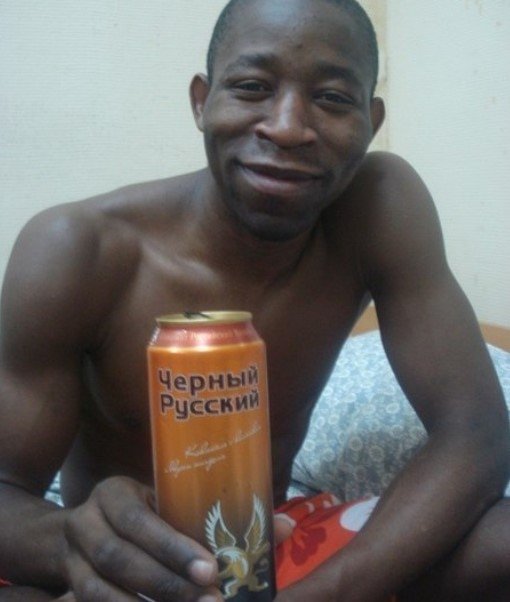 Негр с пивом чёрный русский