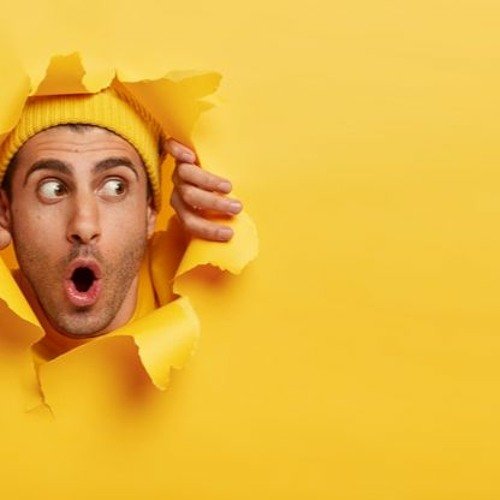 Лицо на желтом фоне