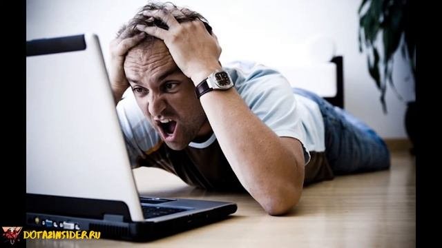 Человек за компьютером потеет