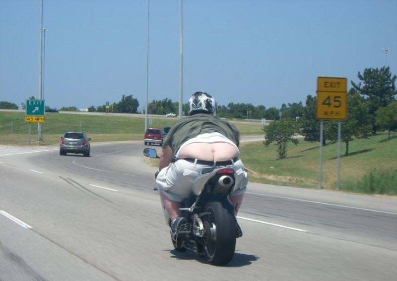 Байкер на мопеде