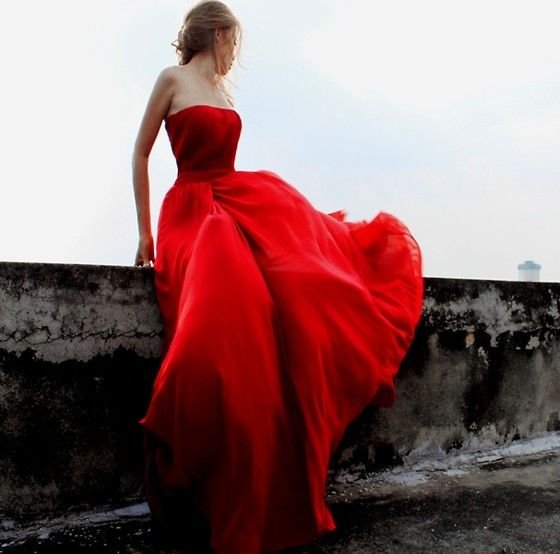 Девушка в алом платье