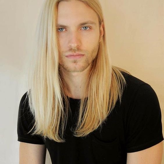 Мужик блондин с длинными волосами