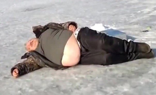 Толстый мужик на льду нормально
