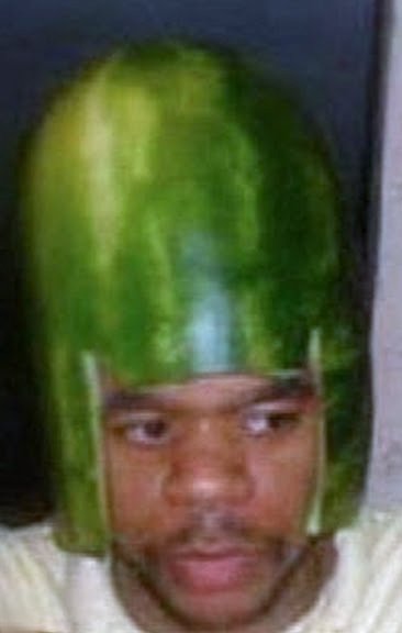 Чел с арбузом на голове