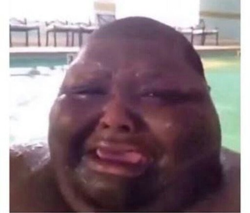 Человек ест и плачет