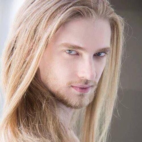 Красивый блондин с длинными волосами