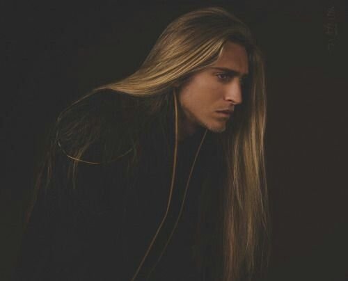 Длинноволосый Джером Мэтью