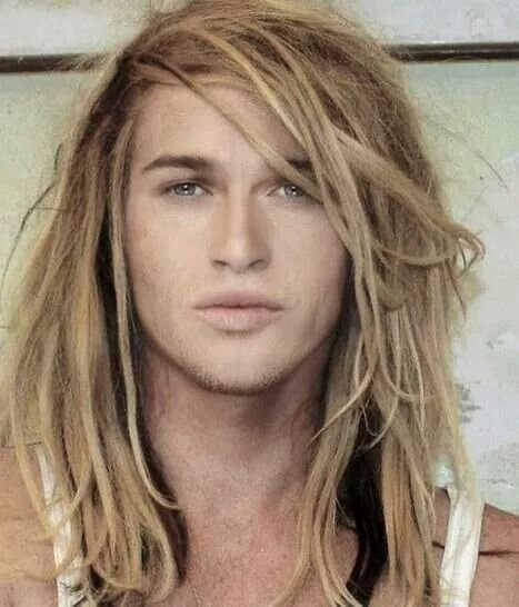 Мужчина блондин с длинными волосами