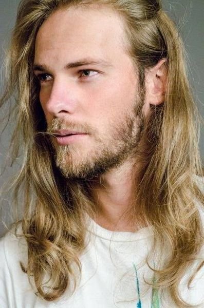 Мужчина блондин с длинными волосами