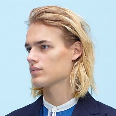 Парень с длинными блондинистыми волосами