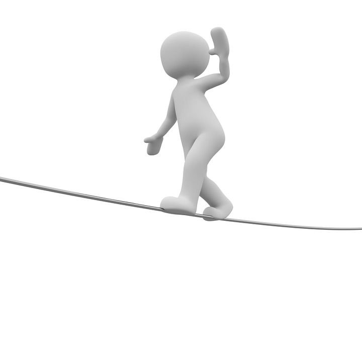 Белый человечек идет