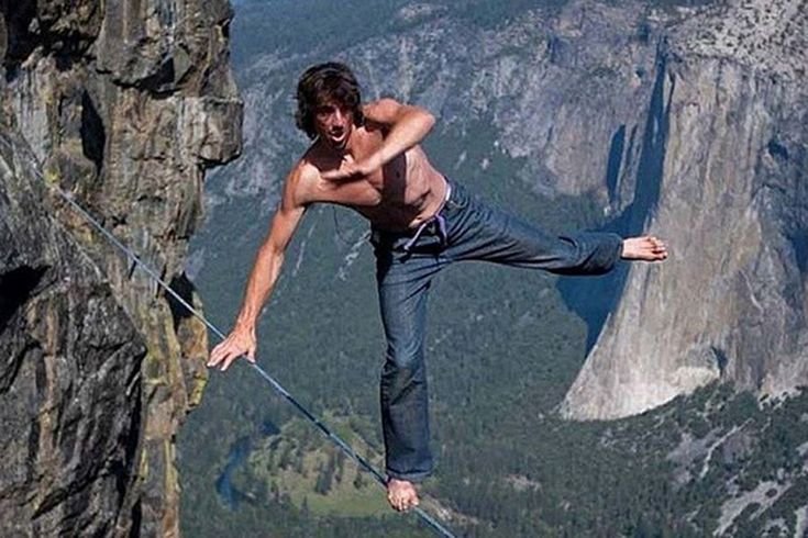 Человек идет по канату