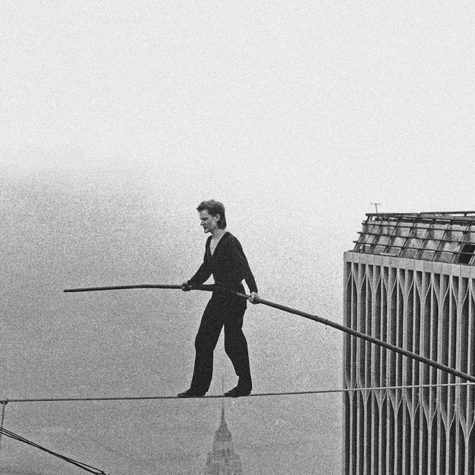 Канатоходец между башнями близнецами Филипп Пети