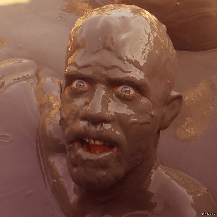 Человек измазанный шоколадом