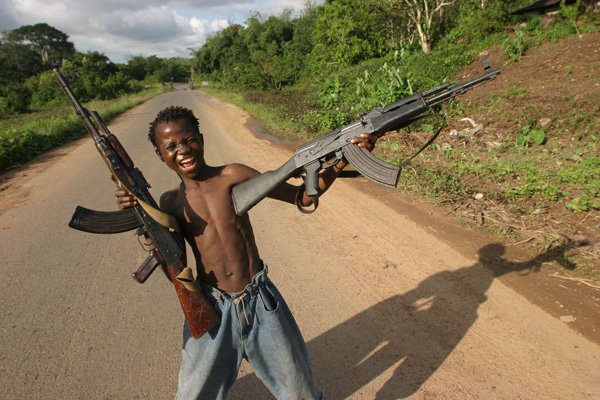 Негр стреляет в себя