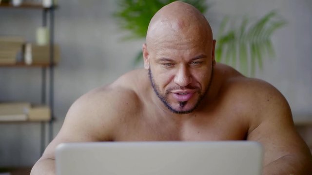 Лысый качок за компом