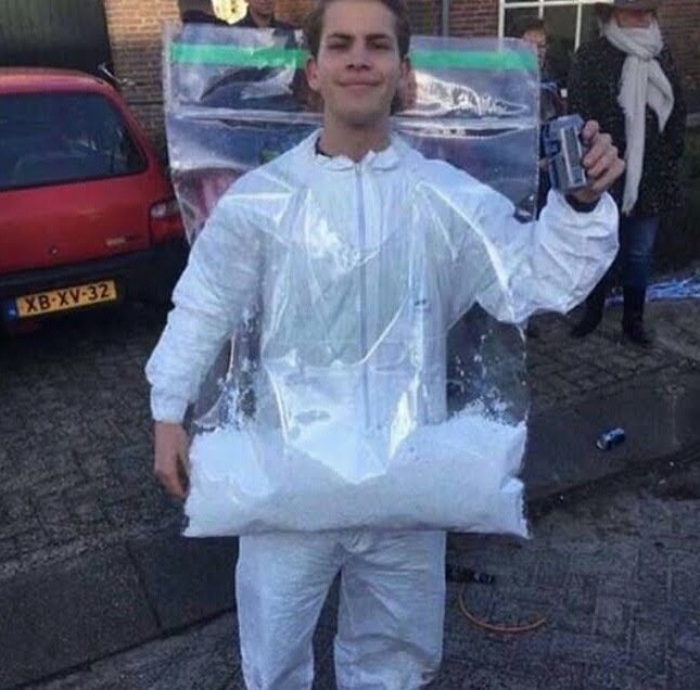 Человек в костюме пакета