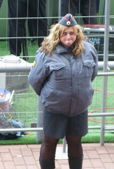 Толстая женщина в форме