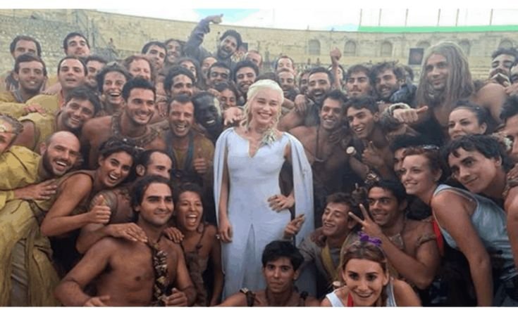 Девушки вокруг мужчины