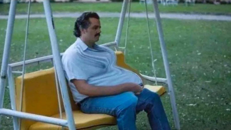 Грустный мужик на качелях