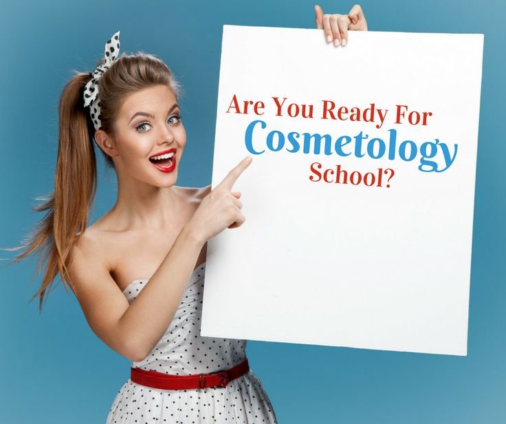 Красивая девушка с плакатом в руках