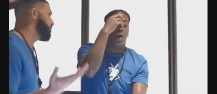 Мем с Дрейком и ноутбуком