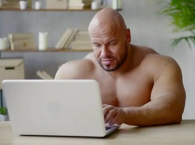 Лысый качок за ноутом