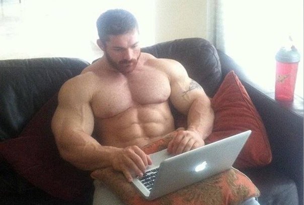 Качок с ноутом Мем