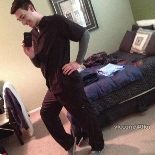 Парни фотографируются