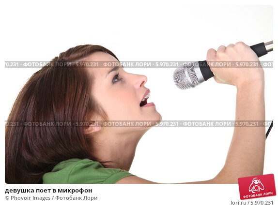 Кричит в микрофон