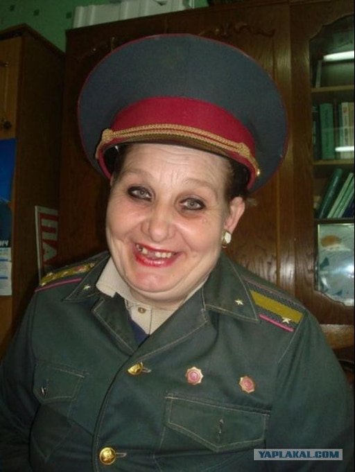 Жирная тетка в форме военной