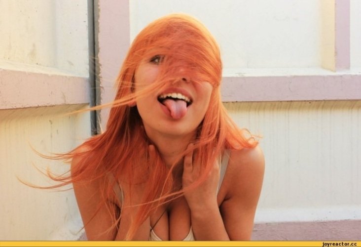 Рыжая девушка смеется